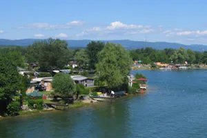 Campingplatz Friedenhain-See - Mobilheime und Wohnwagen- und Zeltstellplatz vom Campingplatz mit direktem Zugang zum See