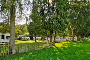 Campingplatz Fuldaschleife - Wohnmobil- und Wohnwagenstellplätze im Schatten der Bäume