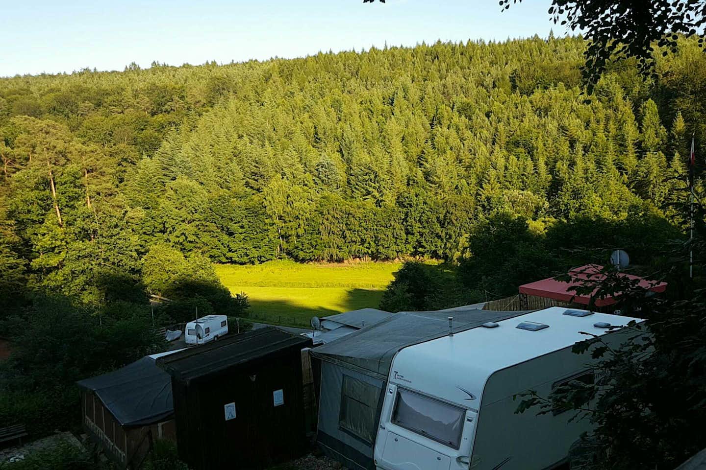 Campingplatz Gänsedell - Wohnwagenstellplätze am Waldrand auf dem Campingplatz