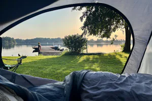Campingplatz GlindowLiebe - Blick aus einem Zelt auf dem Campingplatz