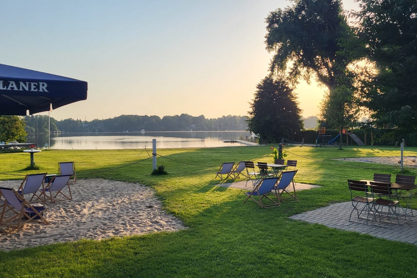 Campingplatz GlindowLiebe - Terrasse mit Sitzgelegenheiten und Blick auf den See