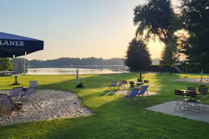 Campingplatz GlindowLiebe - Terrasse mit Sitzgelegenheiten und Blick auf den See