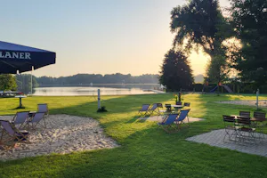 Campingplatz GlindowLiebe - Terrasse mit Sitzgelegenheiten und Blick auf den See