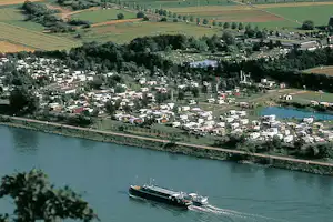 Campingplatz Goldene Meile - Blick auf den Campingplatz am Fluss Rhein