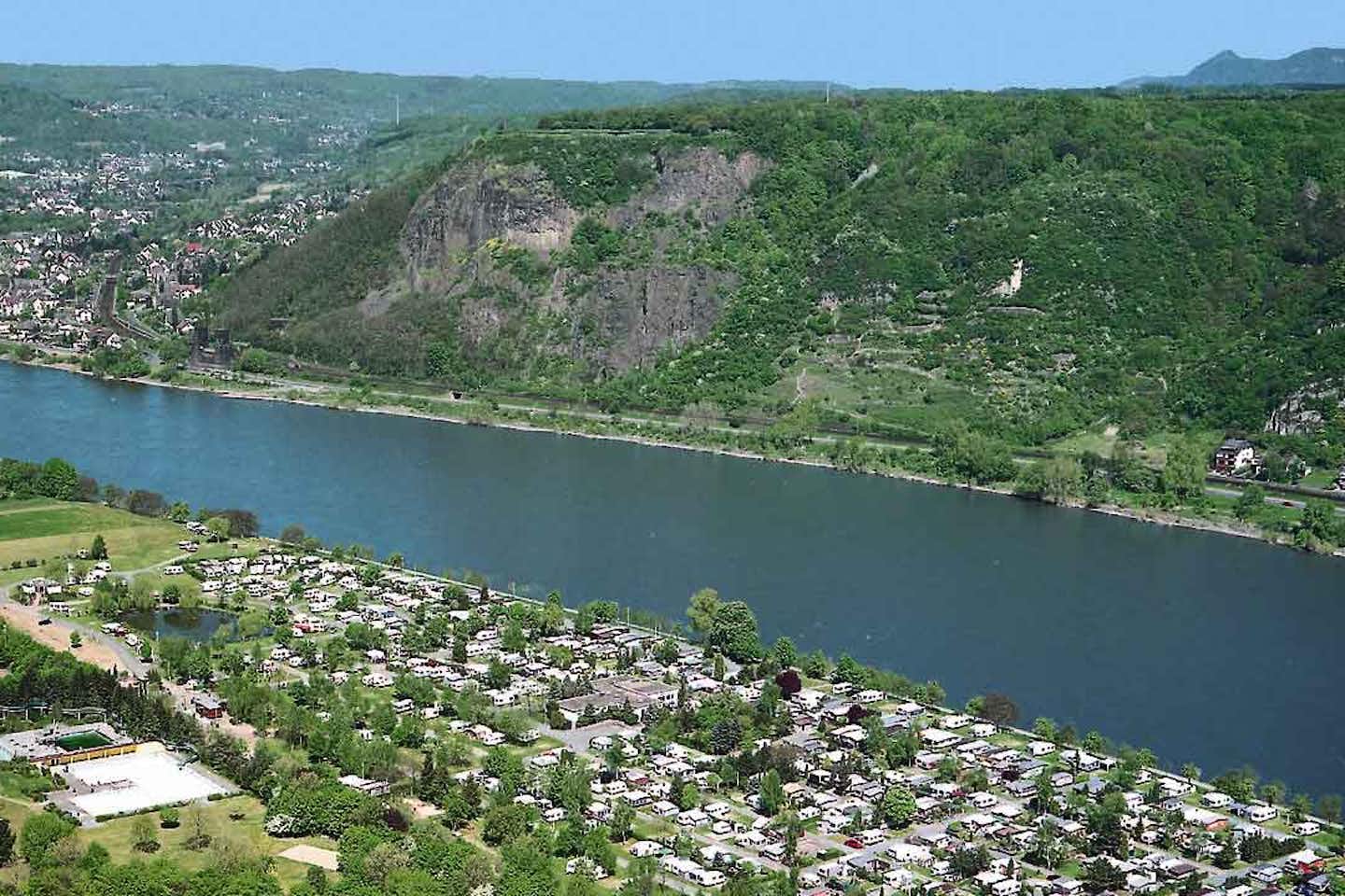 Campingplatz Goldene Meile  -  Luftaufnahme vom Campingplatz am Rhein