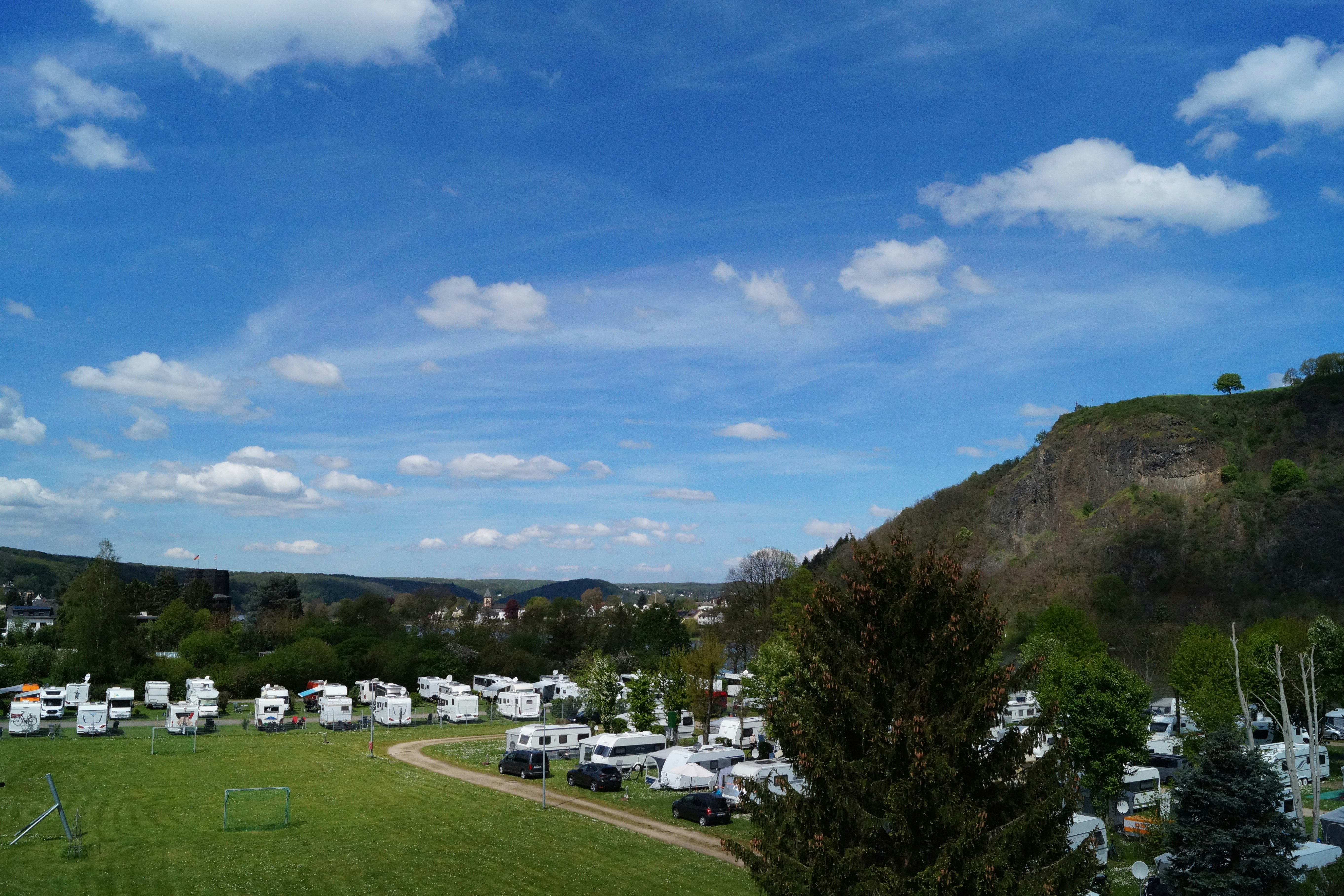Campingplatz Goldene Meile - Blick auf den Campingplatz mit Stellplatzwiese