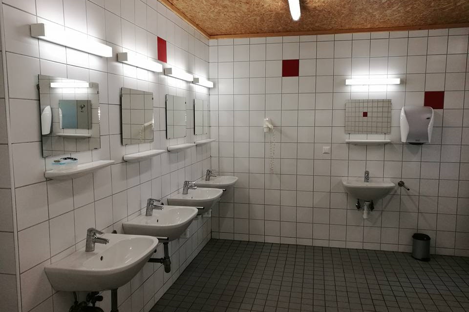 Campingplatz Grein  -  Sanitärbereich vom Campingplatz mit Waschbecken und Spiegeln