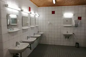 Campingplatz Grein - Sanitärbereich vom Campingplatz mit Waschbecken und Spiegeln