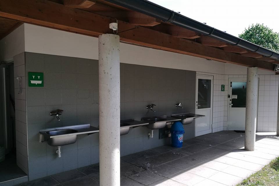 Campingplatz Grein  - Waschbecken am Sanitärgebäude vom Campingplatz