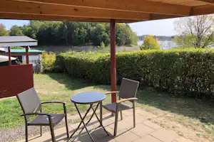 Campingplatz Großberghausen - Terrasse von einem Mobilheim des Campingplatzes mit Blick auf den See