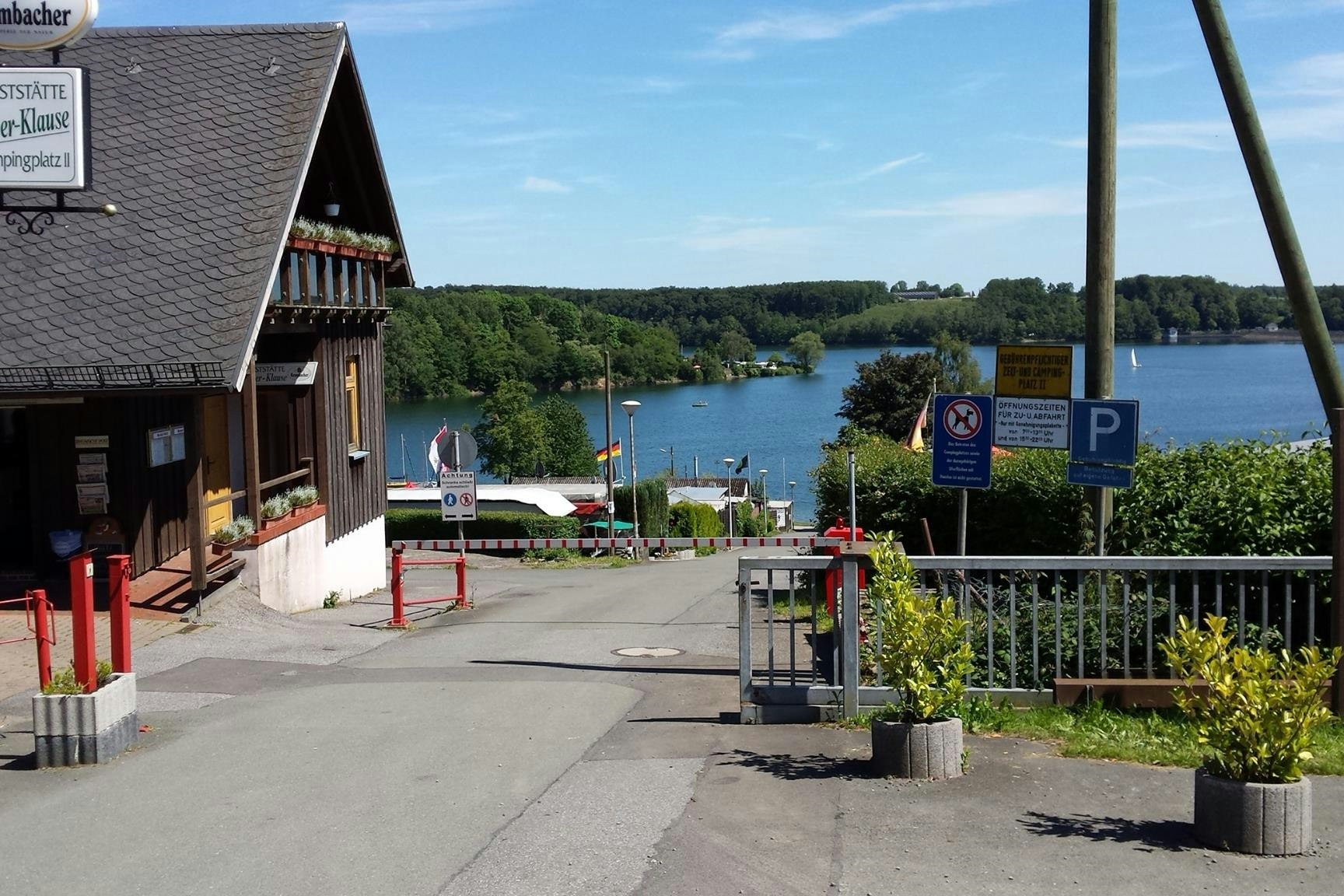 Campingplatz Großberghausen - Einfahrt des Campingplatzes am See