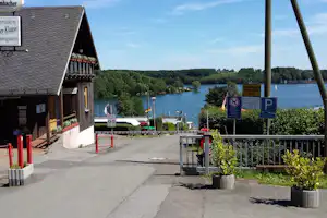 Campingplatz Großberghausen - Einfahrt des Campingplatzes am See
