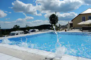 Campingplatz Großbüchlberg - Pool mit Luftsprudelbank auf dem Campingplatz