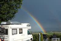 Campingplatz Großbüchlberg - Wohnmobilstellplatz mit Blick auf einen Regenbogen