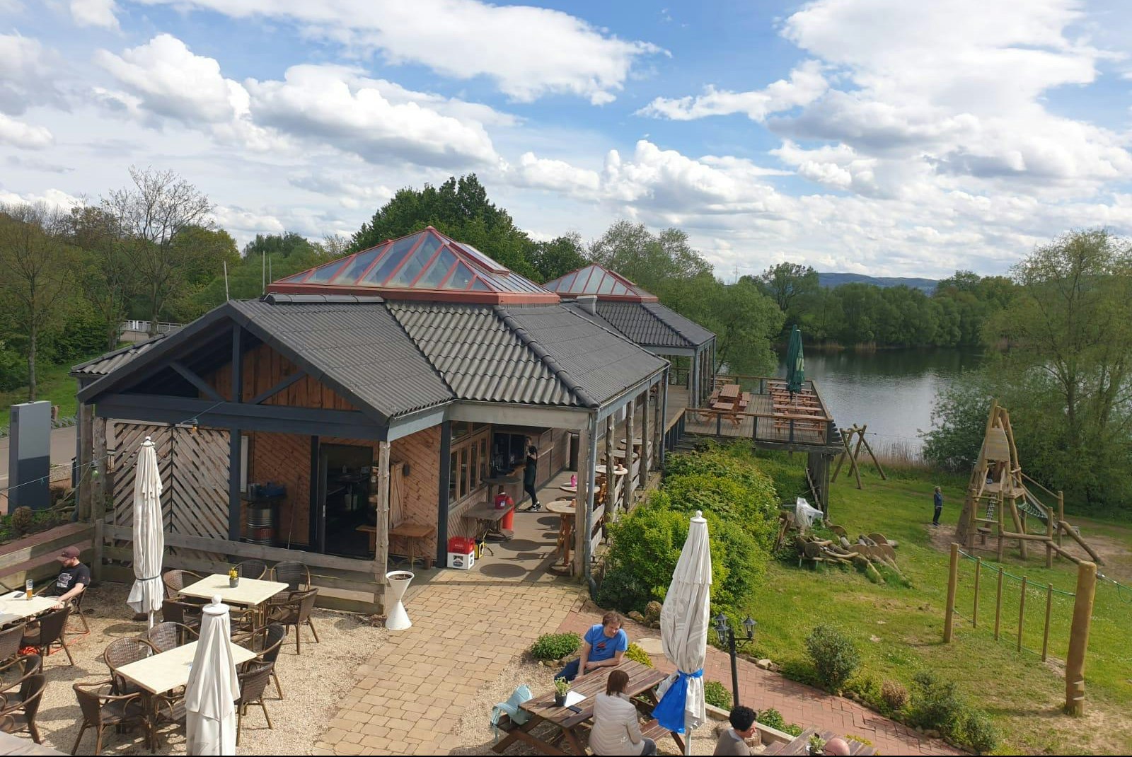 Campingpark Grosser Weserbogen  Campingplatz Großer Weserbogen  - Restaurant mit Terrasse auf dem Campingplatz