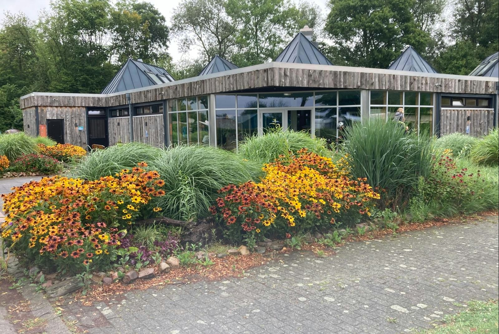 Campingpark Grosser Weserbogen  Campingplatz Großer Weserbogen - Außenansicht auf das Sanitärgebäude
