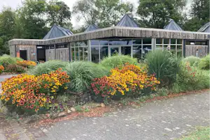 Campingpark Grosser Weserbogen Campingplatz Großer Weserbogen - Außenansicht auf das Sanitärgebäude