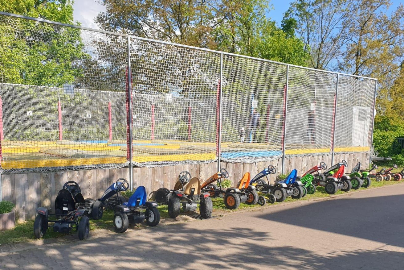 Campingpark Grosser Weserbogen  Campingplatz Großer Weserbogen - Trampoline und Spielfahrzeuge für Kinder auf de Campingplatz