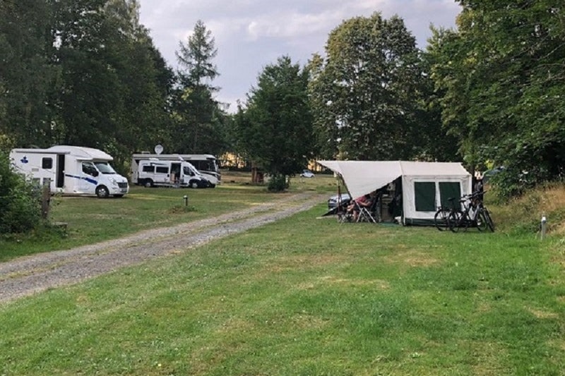 Kornberg-Borderland-Camping - Stellplätze auf der Wiese