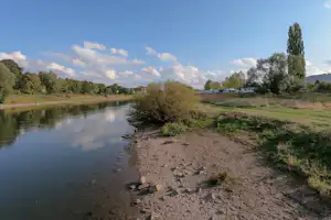 Campingplatz Hameln an der Weser - Zugang zum Wasser.jpeg