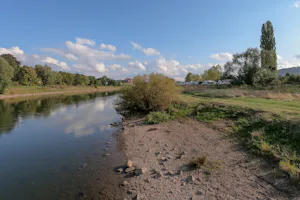 Campingplatz Hameln an der Weser - Zugang zum Wasser.jpeg