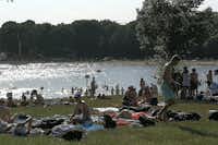 Campingplatz Hartensbergsee - Gäste beim Baden am See