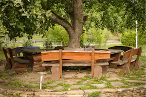 Campingplatz Haumühle - Sitzecke unter einem Baum