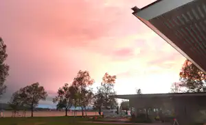 Campingplatz Hegne - Blick auf den Wohnwagen- und Zeltstellplatz und ein Gebäude des Campingplatzes mit dem Bodensee im Hintergrund