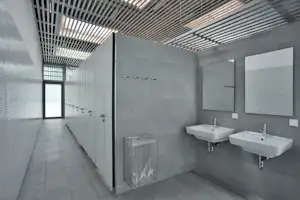 Campingplatz Hegne - Innenraum des Sanitärgebäudes mit Waschbecken und Toilettenkabinen