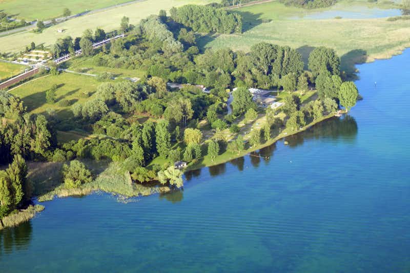 Campingplatz Hegne - Luftaufnahme auf das Campinggelände vor dem Kloster am Bodensee mit Blick auf die Insel Reichenau