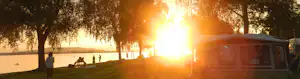 Campingplatz Hegne - Sonnenuntergang über dem Campingplatz mit Wohnwagen im Vordergrund