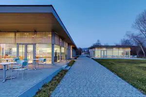 Campingplatz Hegne - moderne Gebäude des Campingplatzes mit Sitzgelegenheiten im Freien davor