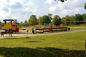 Campingplatz Heide-Camp - Volleyballfeld und Spielplatz vom Campingplatz