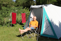 Campingplatz Heidehof Radenbeck  -  Camper auf dem Stellplatz vom Campingplatz auf grüner Wiese