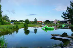 Campingplatz Heidekamp - Badeplattform auf dem See