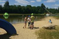 Campingplatz Heidekamp - Kinder am Wasser auf dem Campingplatz