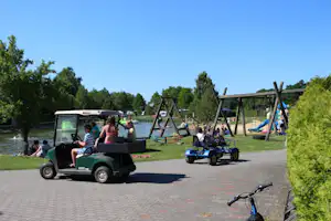 Campingplatz Heidekamp - kinderspielplatz mit Blick auf den See
