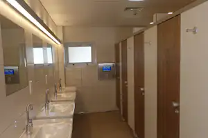 Campingplatz Heidkoppel - Sanitärbereich vom Campingplatz mit Waschbecken, Spiegeln und Toiletten