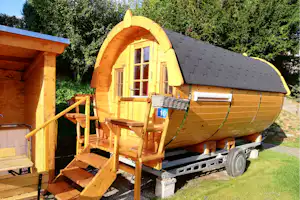 Campingplatz Hetzingen - Blick auf Wohnfass mit Terrasse und Außenküche auf dem Campingplatz