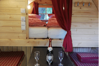 Campingplatz Hetzingen - Innenraum vom Wohnfass mit Doppelbett auf dem Campingplatz