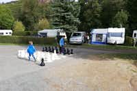 Campingplatz Hetzingen - Kinder spielen Gartenschach auf dem Campingplatz