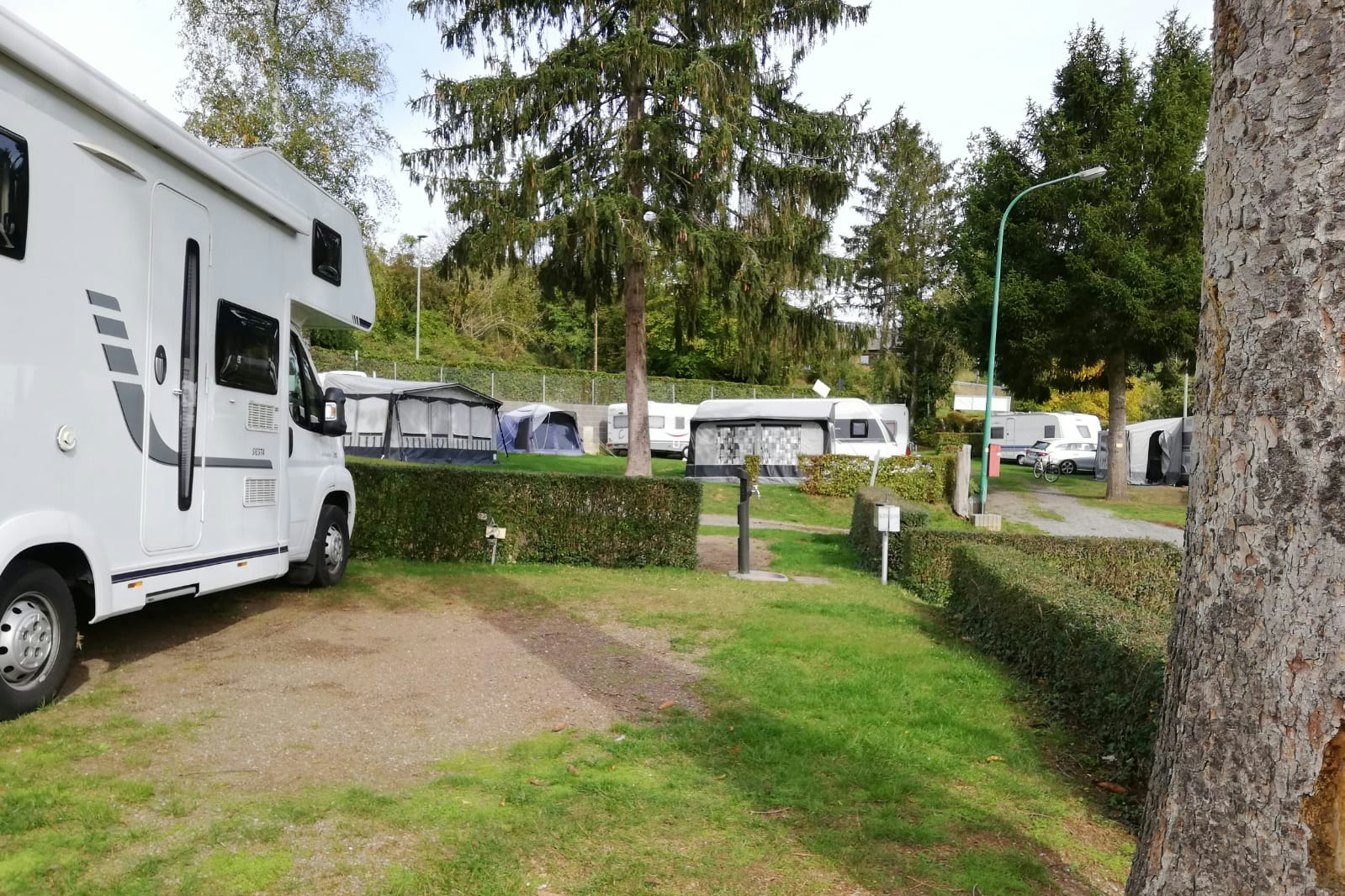 Campingplatz Hetzingen - Wohnwagenstellplätze auf der Wiese mit idyllischem Blick auf dem Campingplatz