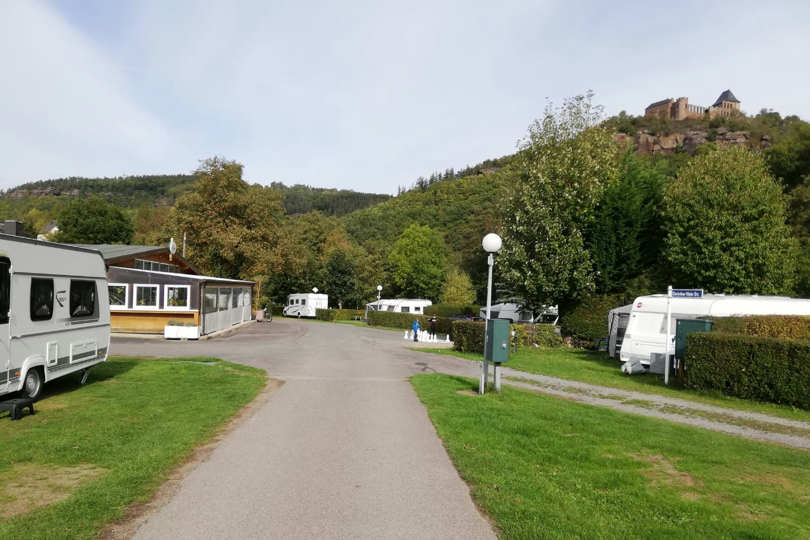 Campingplatz Hetzingen - Wohnwagenstellplätze auf grüner Wiese mit Burgblick