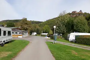 Campingplatz Hetzingen - Wohnwagenstellplätze auf grüner Wiese mit Burgblick