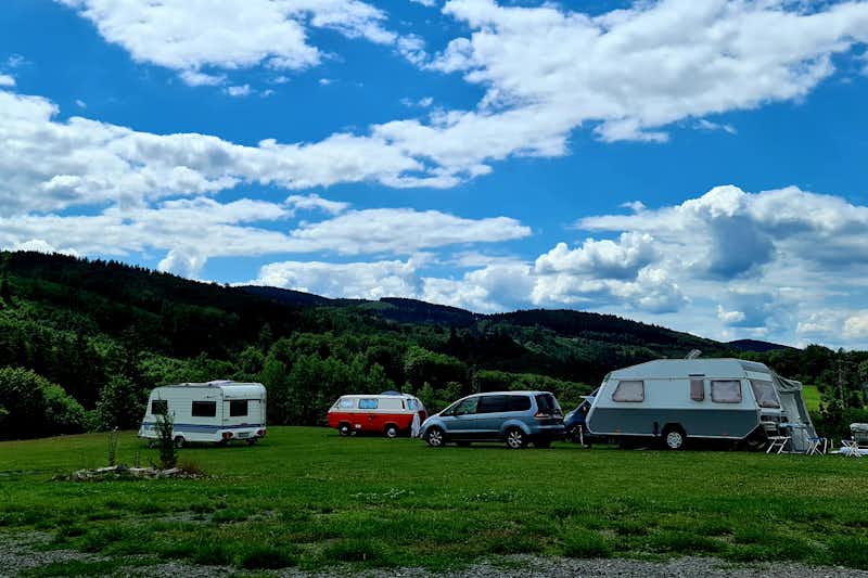Campingplatz Hof Biggen - Standplatze auf schöner Wiese mit Blick auf die bewaldete Umgebung 