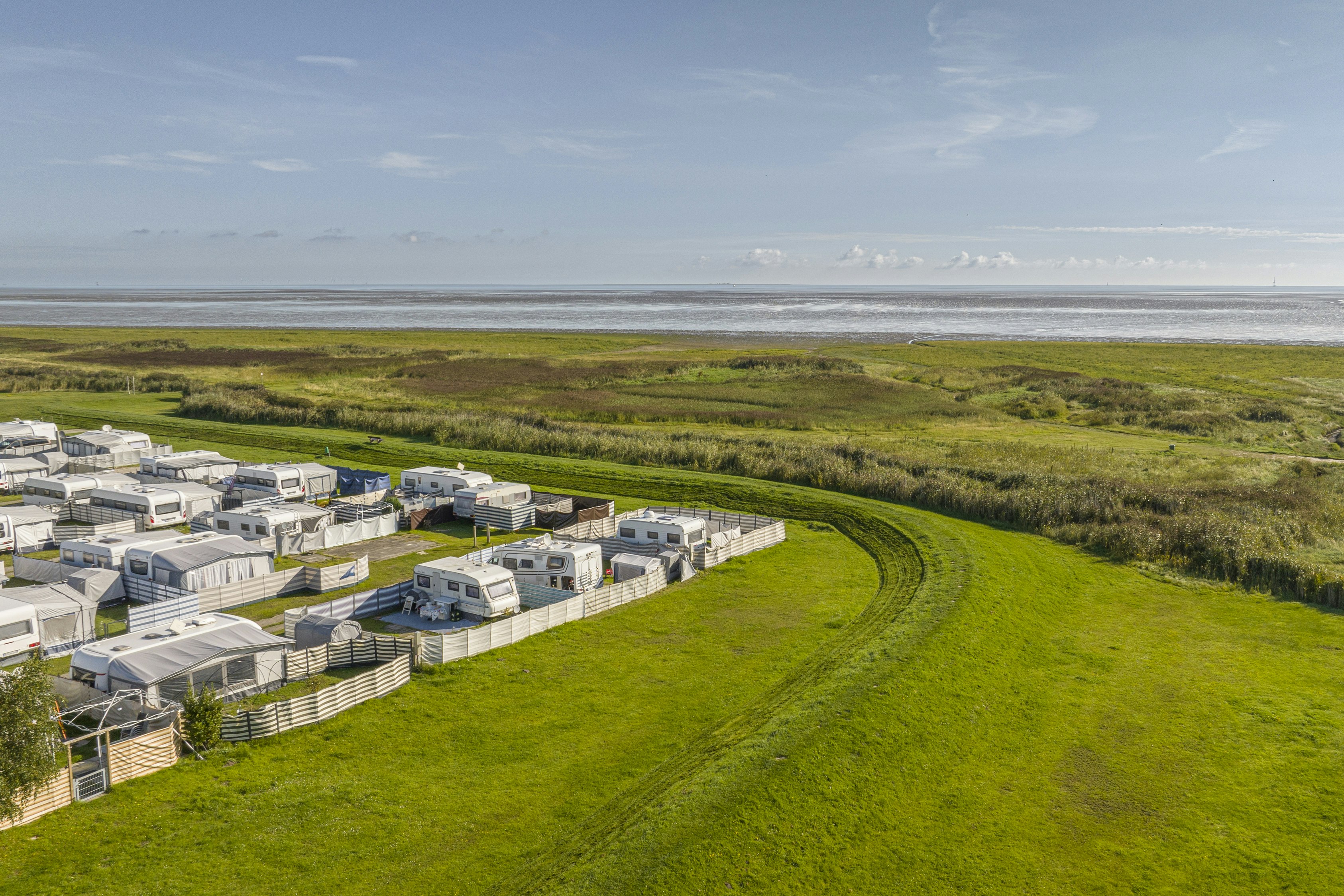 Campingplatz Hooksiel - Luftansicht des Campingplatzes mit Blick auf das Meer