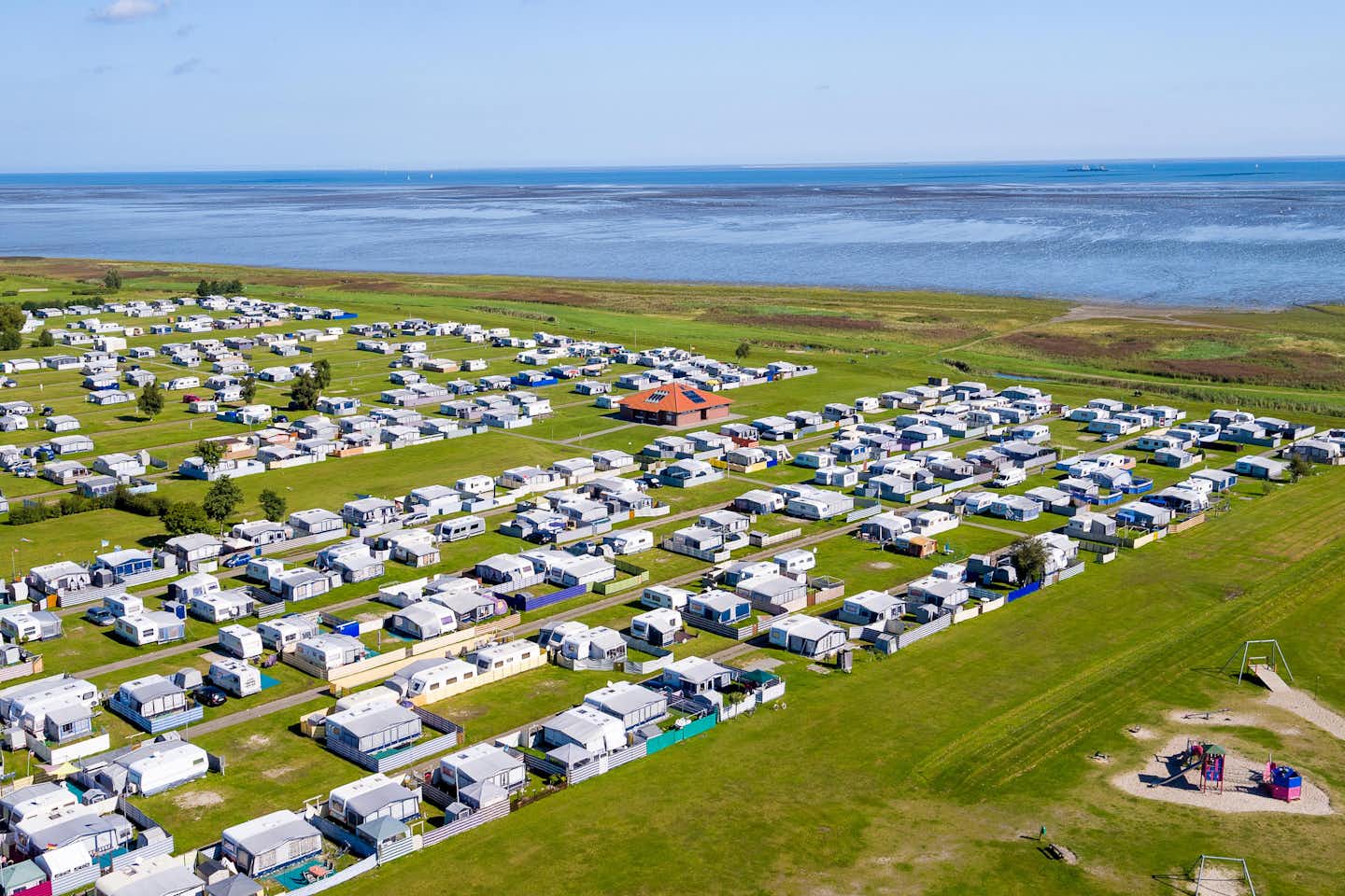 Campingplatz Hooksiel - Luftaufnahme vom Campingplatz mit Spielplatz an der Nordsee