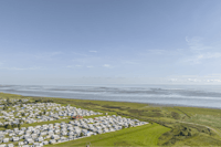 Nordsee-Campingplatz Hooksiel  - Luftaufnahme des Campingplatzes mit Nordsee im Hintergrund