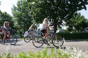 Campingplatz Horn - Kinder auf Fahrrädern auf dem Wohnwagen- und Zeltstellplatz vom Campingplatz