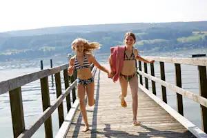 Campingplatz Horn - Kinder auf einem Steg am See
